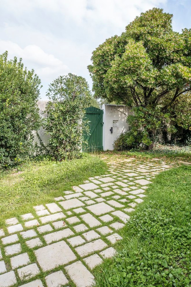 Immagine di un giardino mediterraneo dietro casa con pavimentazioni in pietra naturale