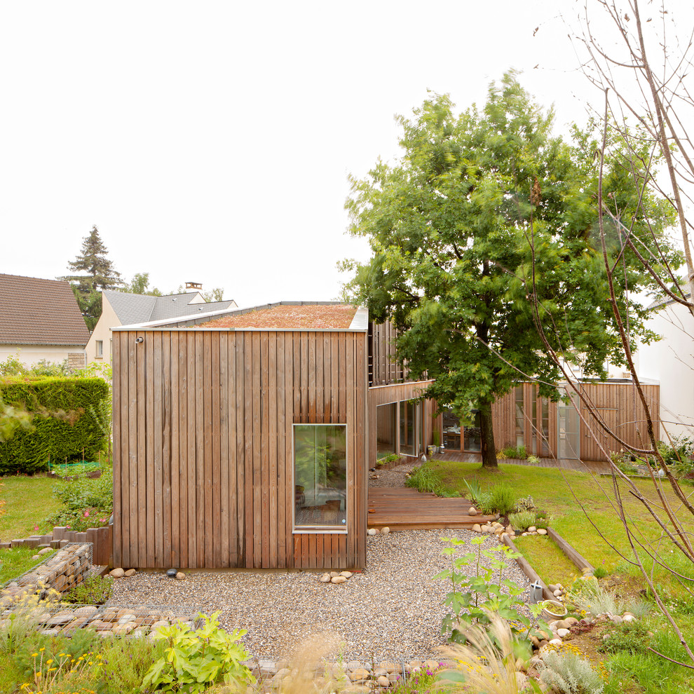 Foto di un giardino design esposto in pieno sole di medie dimensioni e dietro casa con un muro di contenimento e pedane
