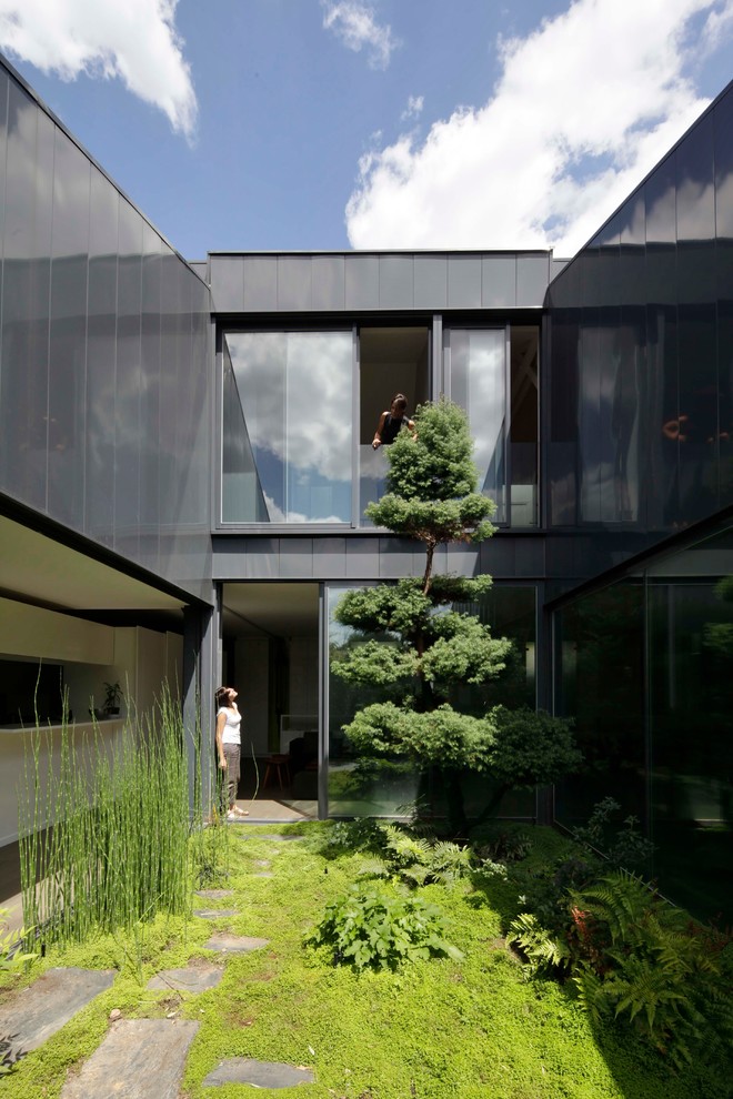 Kleiner, Halbschattiger Moderner Garten im Sommer mit Natursteinplatten in Paris
