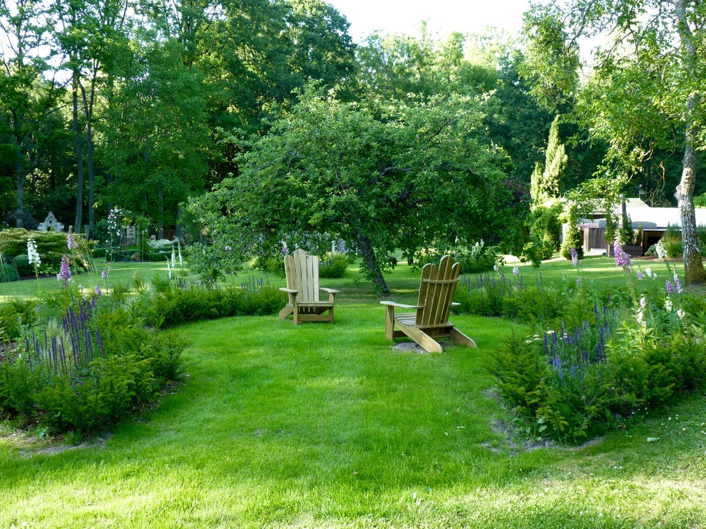 Foto di un ampio giardino country in ombra dietro casa in estate con un ingresso o sentiero