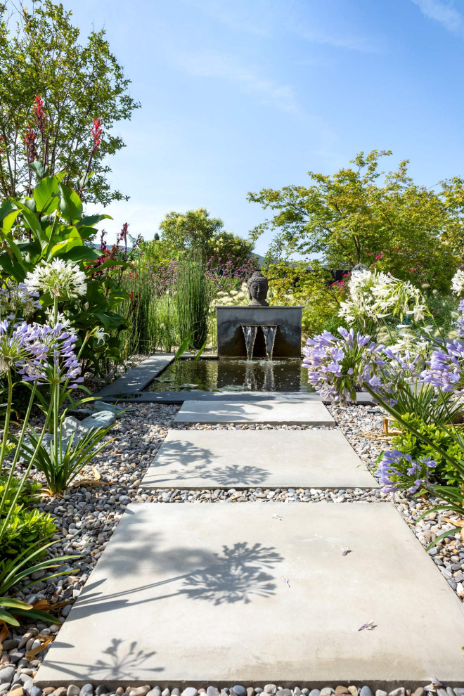 Inspiration pour un grand jardin avant design avec un bassin, des pavés en béton et une exposition ensoleillée.