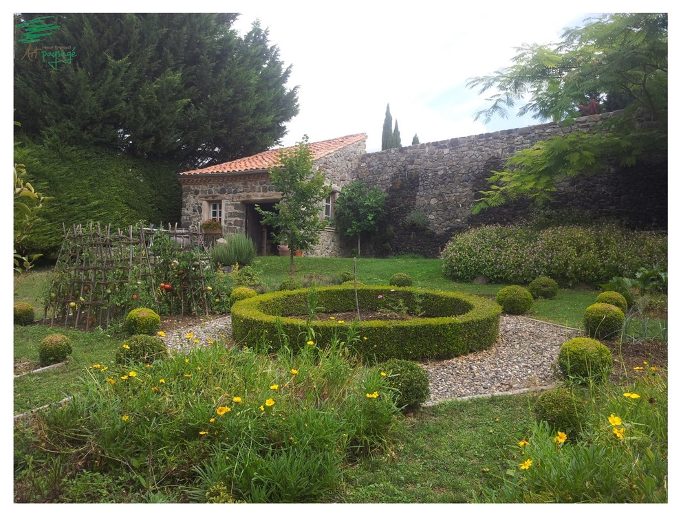 Inspiration for a large farmhouse landscaping in Clermont-Ferrand.