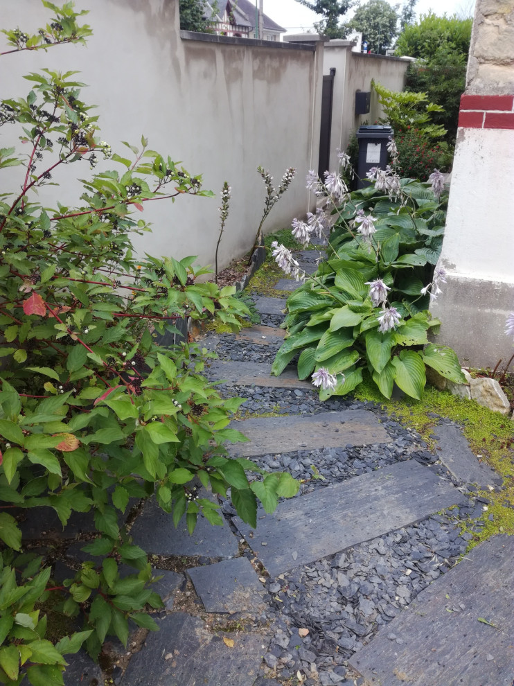 Photo of a small modern side garden in Le Havre with a rockery and mulch.