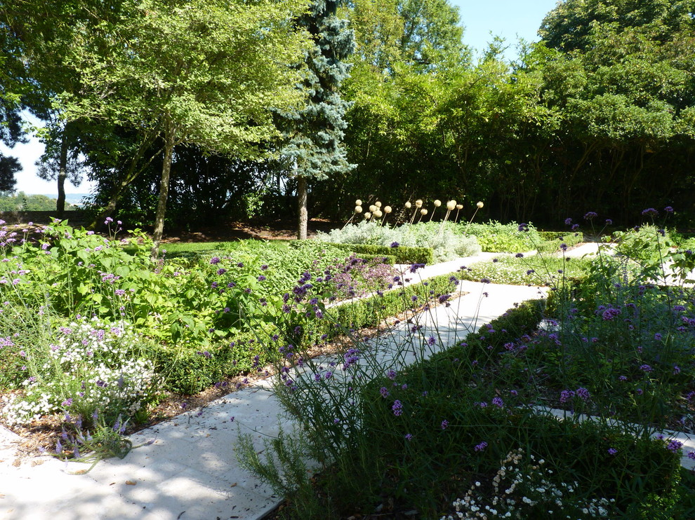 Idées déco pour un jardin arrière contemporain de taille moyenne et l'été avec une exposition partiellement ombragée et des pavés en pierre naturelle.