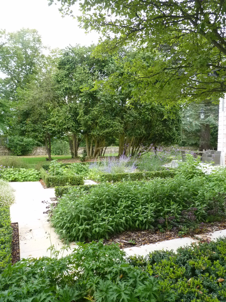 Idées déco pour un jardin arrière contemporain de taille moyenne et l'été avec une exposition partiellement ombragée et des pavés en pierre naturelle.