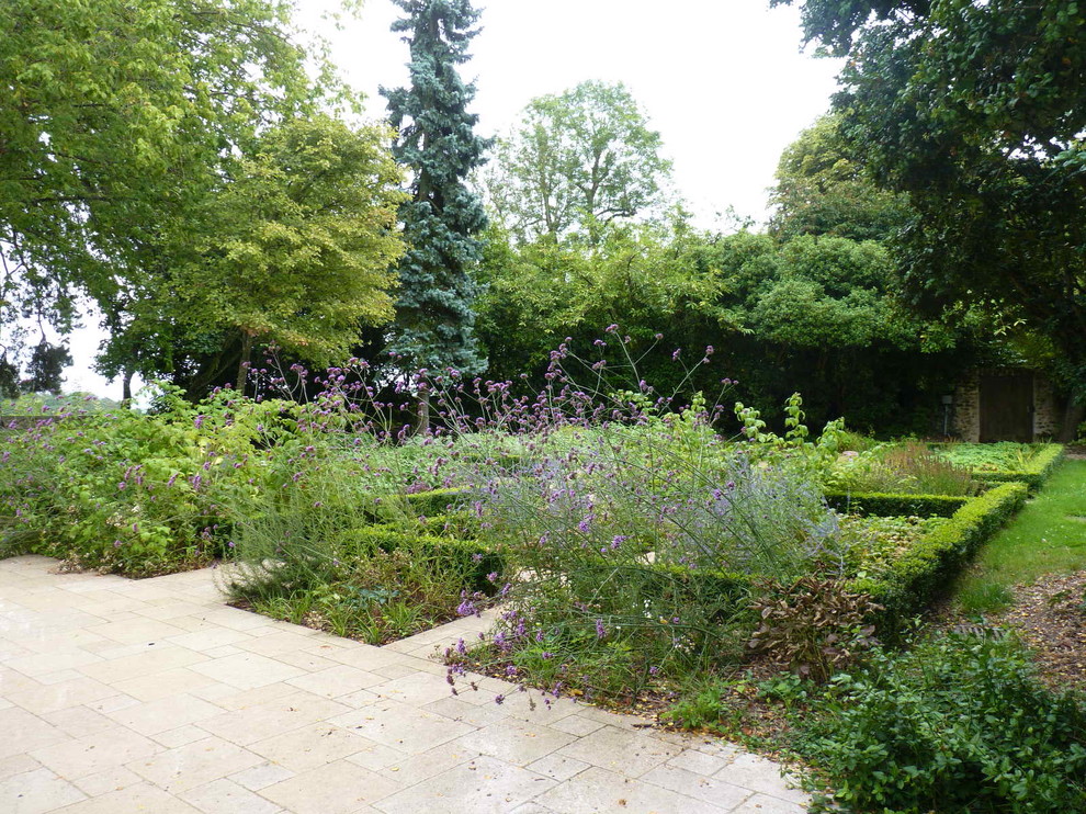 Cette photo montre un jardin arrière tendance de taille moyenne et l'été avec une exposition partiellement ombragée et des pavés en pierre naturelle.