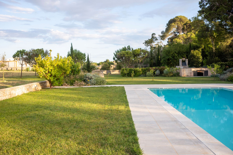Ispirazione per un grande giardino mediterraneo esposto in pieno sole dietro casa in estate con pavimentazioni in pietra naturale