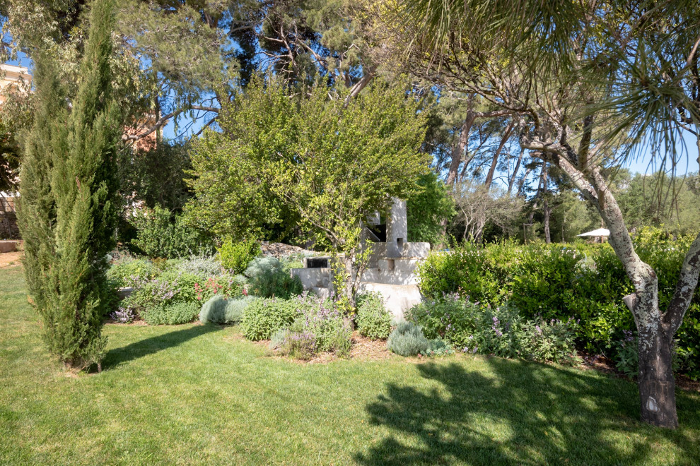 Ispirazione per un grande giardino mediterraneo esposto in pieno sole dietro casa in primavera con pavimentazioni in pietra naturale