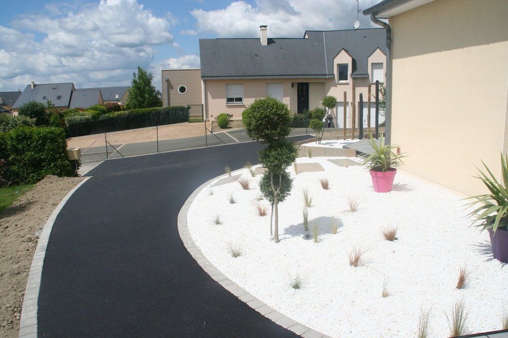 Photo of a contemporary landscaping in Angers.