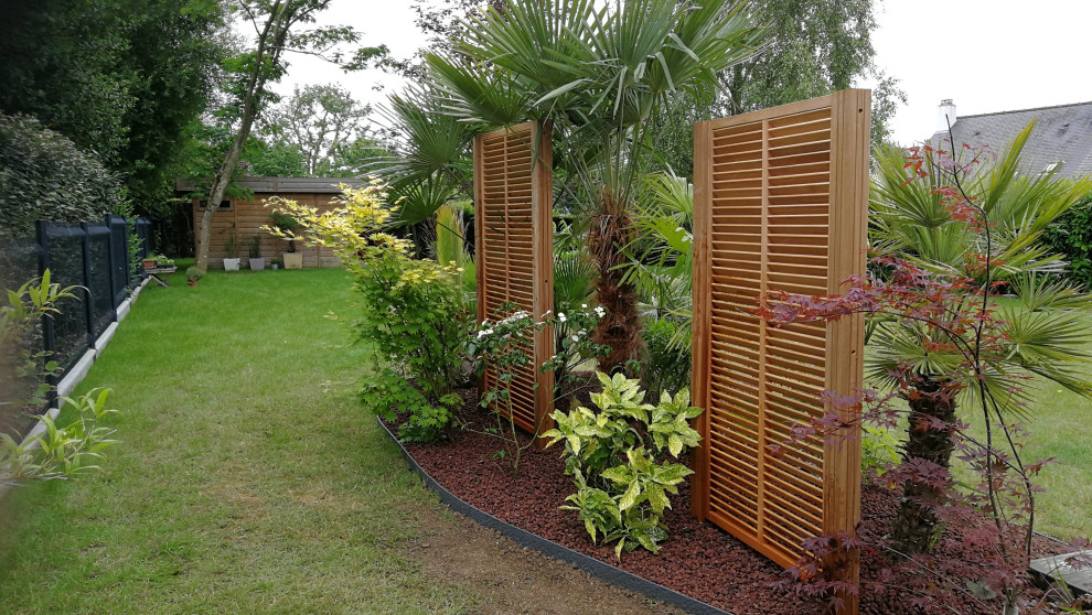 Esempio di un privacy in giardino contemporaneo esposto in pieno sole in cortile con pedane