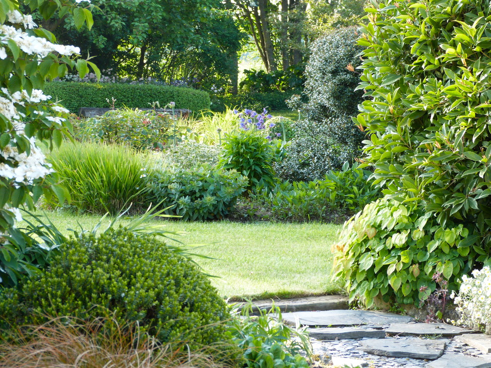 レンヌにあるトラディショナルスタイルのおしゃれな庭の写真