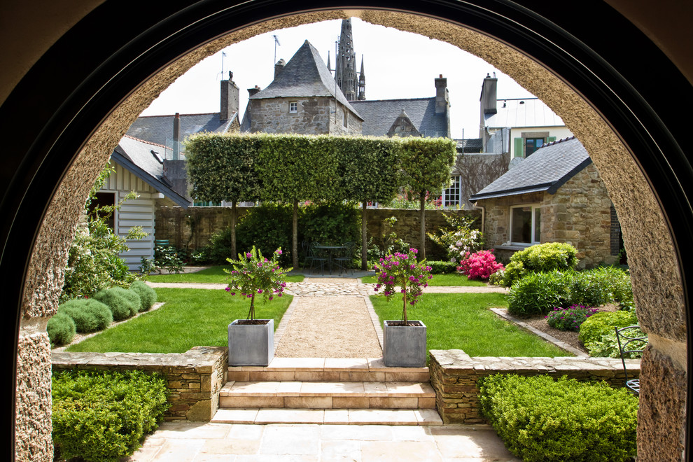 Large classic formal garden in Brest with a potted garden.