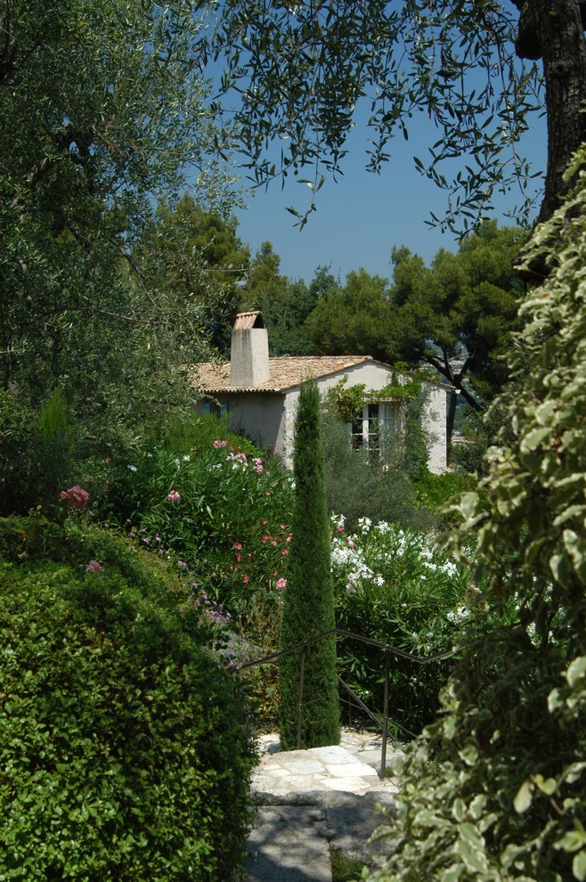 Immagine di un giardino mediterraneo con un pendio, una collina o una riva e scale