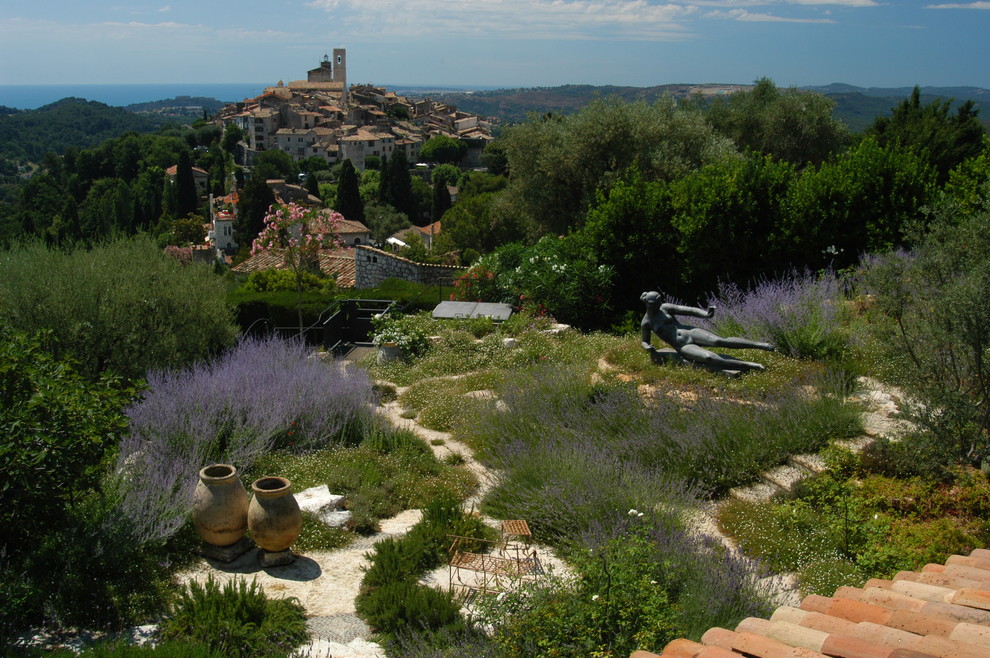 Idée de décoration pour un jardin méditerranéen avec une exposition ensoleillée et une pente, une colline ou un talus.
