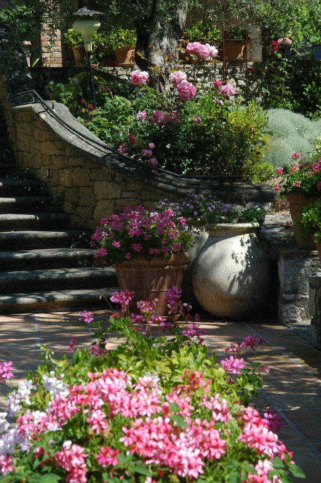 Imagen de jardín mediterráneo grande con jardín francés y adoquines de piedra natural