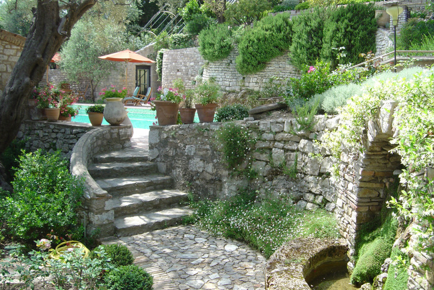 ニースにある地中海スタイルのおしゃれな庭の写真