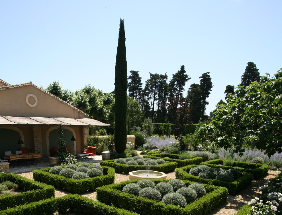 На фото: большой регулярный сад в средиземноморском стиле с