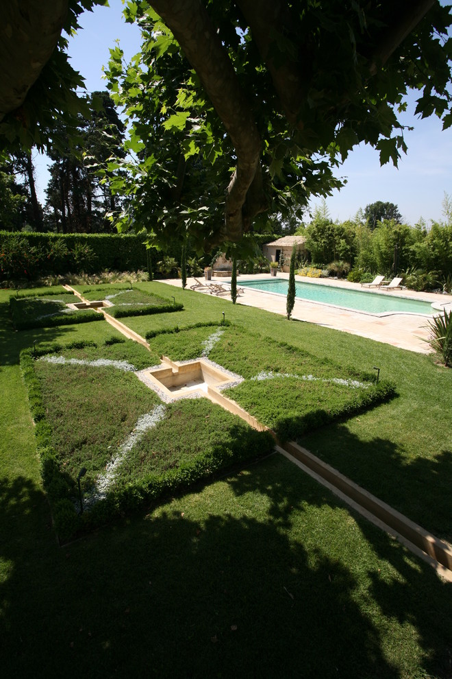 Mittelgroßer Mediterraner Garten hinter dem Haus in Sonstige