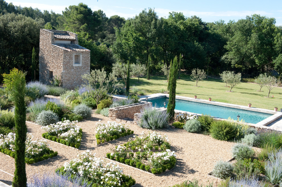 Modelo de jardín grande con jardín francés, gravilla y jardín de macetas