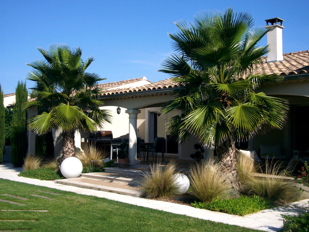 Пример оригинального дизайна: участок и сад среднего размера на переднем дворе в средиземноморском стиле с садовой дорожкой или калиткой