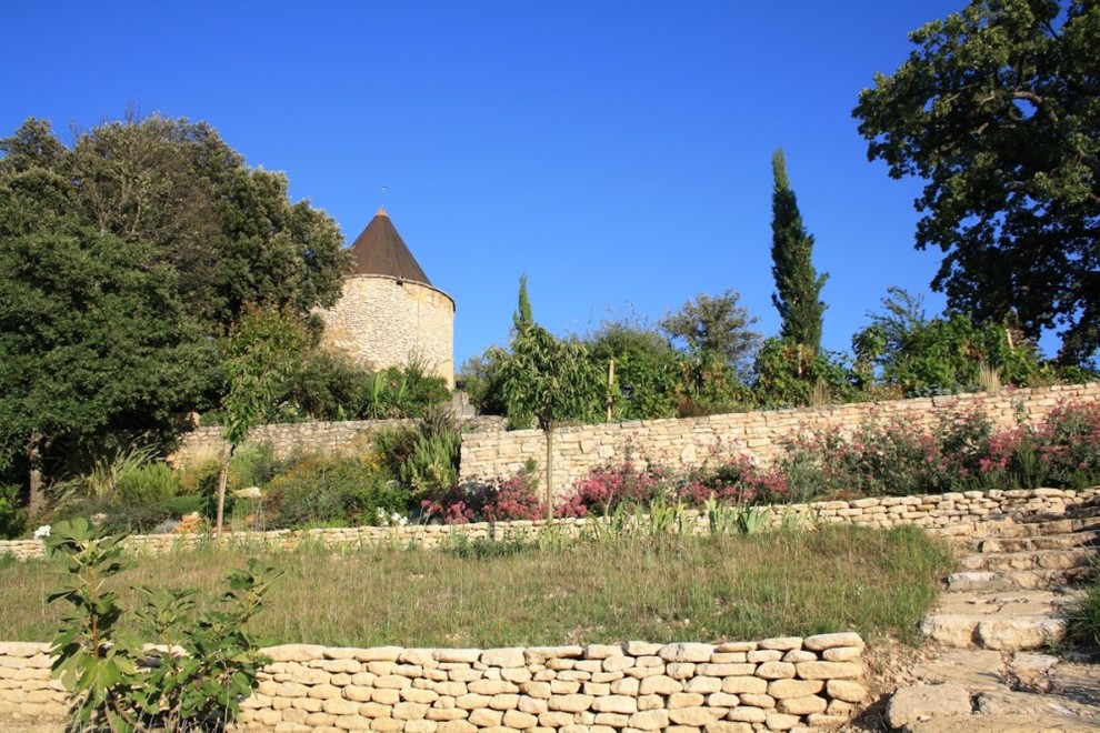 This is an example of a large mediterranean fully shaded garden in Marseille.