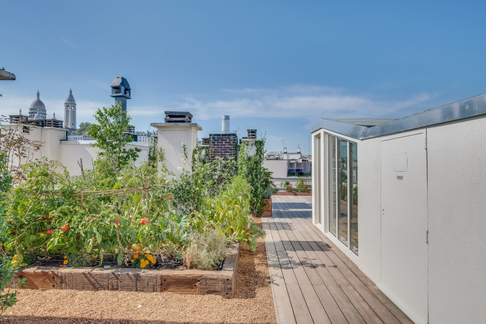 Idee per un giardino country esposto in pieno sole sul tetto in primavera con pedane e recinzione in legno