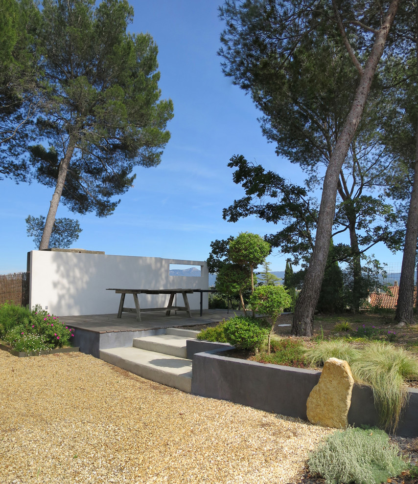 Immagine di un giardino design esposto a mezz'ombra di medie dimensioni e davanti casa con pedane
