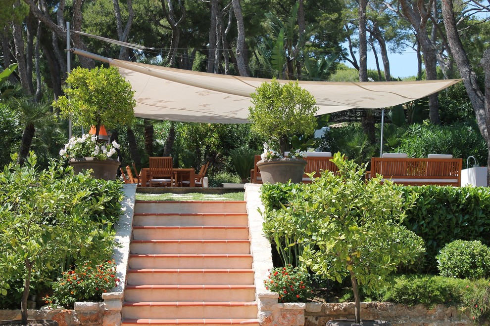 Foto di un giardino mediterraneo dietro casa con scale