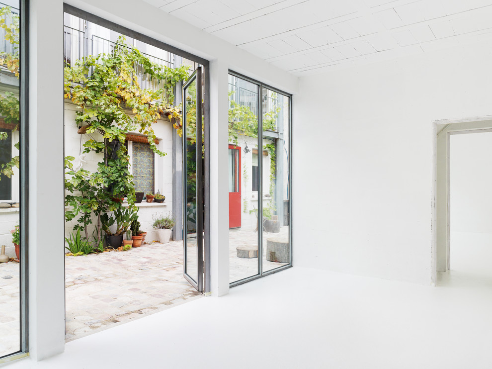 Idee per un vialetto d'ingresso industriale in cortile con un giardino in vaso e pavimentazioni in pietra naturale