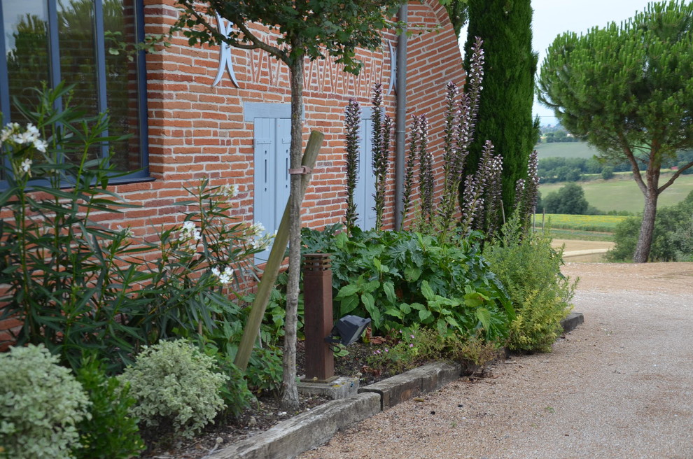Photo of a farmhouse landscaping in Toulouse.