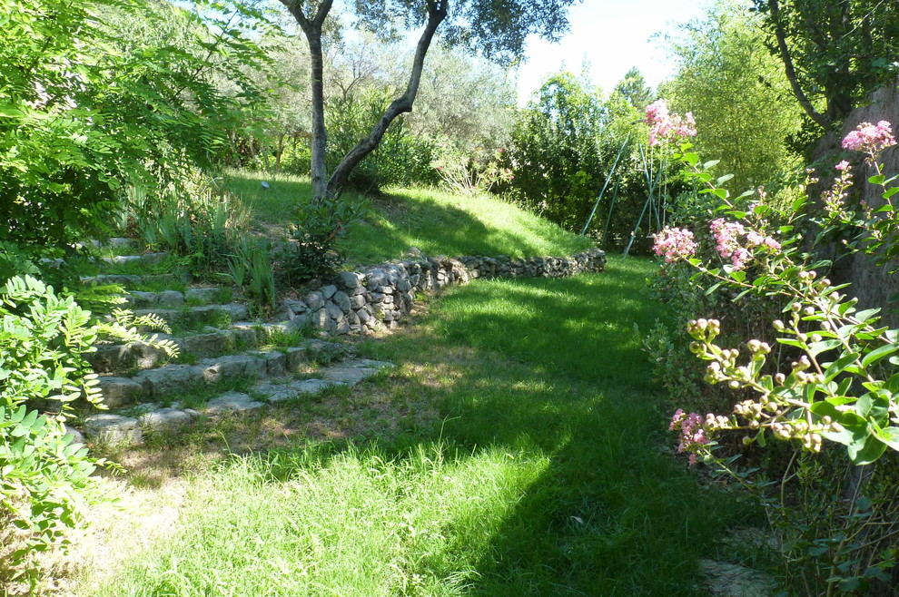 Mittelgroßer, Halbschattiger Mediterraner Garten im Sommer mit Natursteinplatten in Montpellier