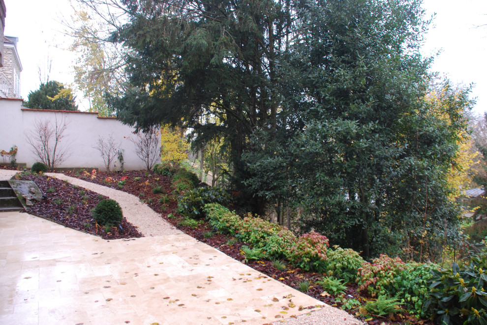 Aménagement d'un jardin contemporain avec une exposition partiellement ombragée.