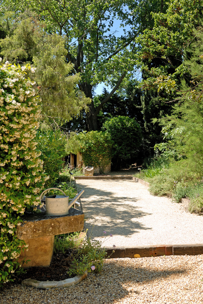 Inspiration for a mediterranean garden in Marseille with an outdoor sport court and gravel.
