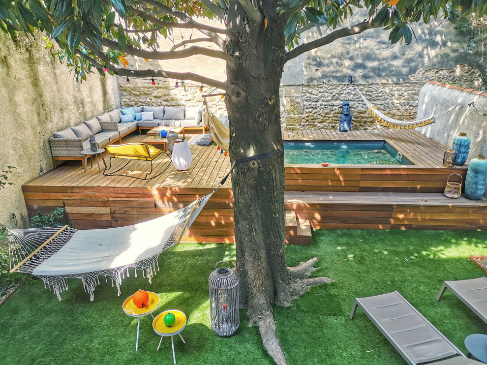 Inspiration pour un jardin design l'été avec un bassin, une exposition ensoleillée et une terrasse en bois.
