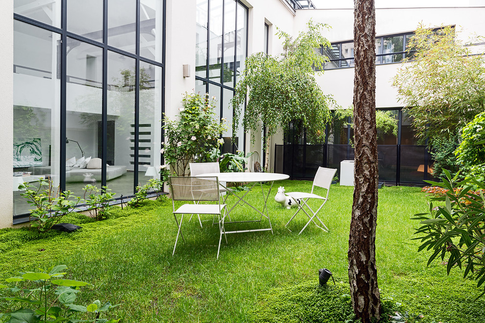 Идея дизайна: маленький солнечный, летний участок и сад на внутреннем дворе в стиле лофт с хорошей освещенностью для на участке и в саду
