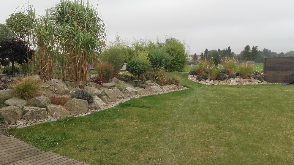 Idées déco pour un jardin contemporain avec une exposition ensoleillée et une pente, une colline ou un talus.