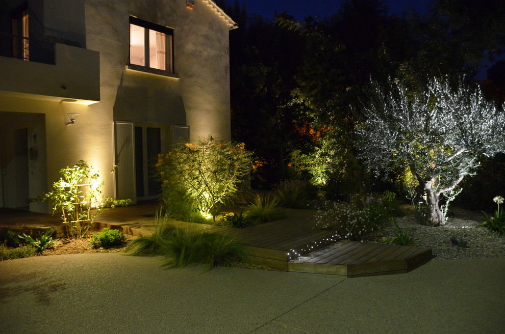 Inspiration for a mid-sized contemporary full sun front yard landscaping in Other for summer.