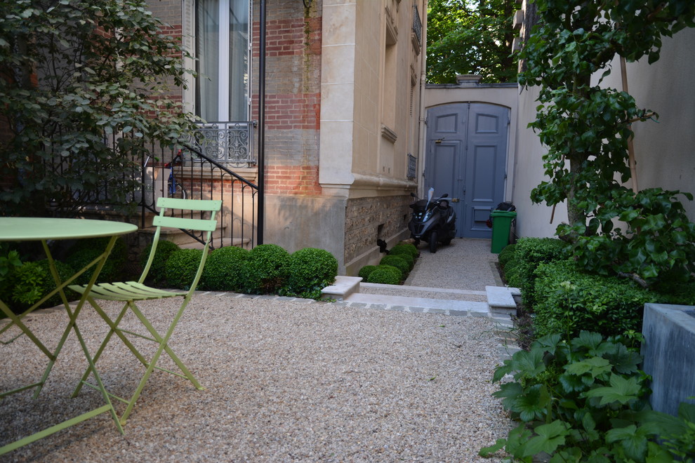 На фото: участок и сад на внутреннем дворе в стиле неоклассика (современная классика) с садовой дорожкой или калиткой, полуденной тенью и покрытием из гравия с