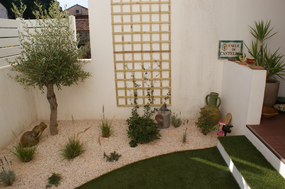 This is an example of a mediterranean landscaping in Montpellier.