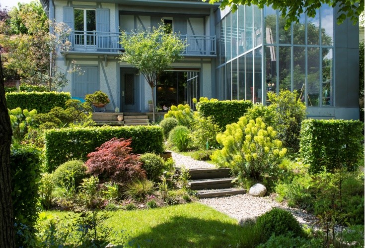 Idee per un giardino formale minimalista di medie dimensioni e davanti casa con un ingresso o sentiero e ghiaia