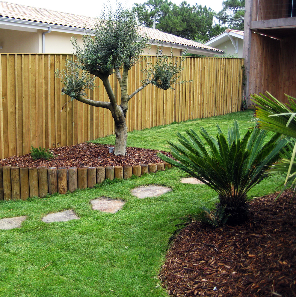 Inspiration for a mid-sized coastal full sun front yard landscaping in Bordeaux with decking for summer.