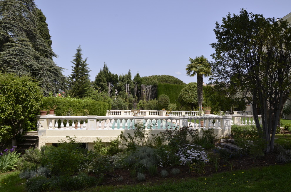 Свежая идея для дизайна: большой участок и сад на заднем дворе в средиземноморском стиле - отличное фото интерьера