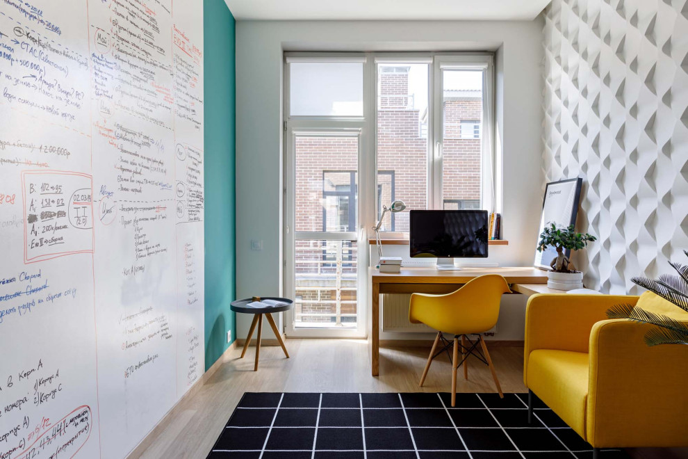 Стильный дизайн: рабочее место в современном стиле с белыми стенами, светлым паркетным полом, отдельно стоящим рабочим столом и бежевым полом - последний тренд