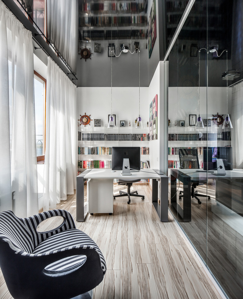 Modernes Arbeitszimmer mit Arbeitsplatz, weißer Wandfarbe, hellem Holzboden und freistehendem Schreibtisch in Sonstige