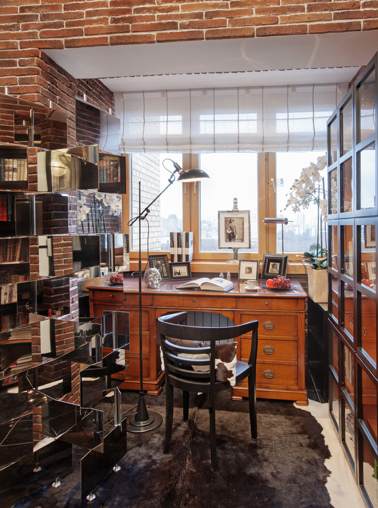 Ispirazione per un ufficio classico con pareti marroni, moquette e scrivania autoportante