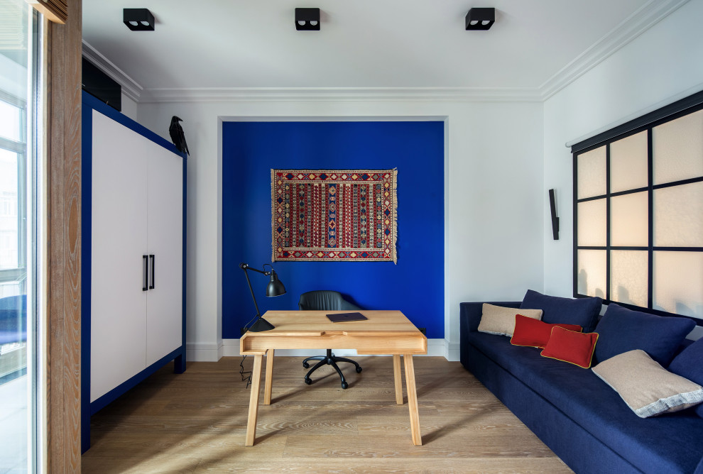 Imagen de despacho contemporáneo de tamaño medio con paredes blancas, suelo de madera en tonos medios, escritorio independiente y suelo beige