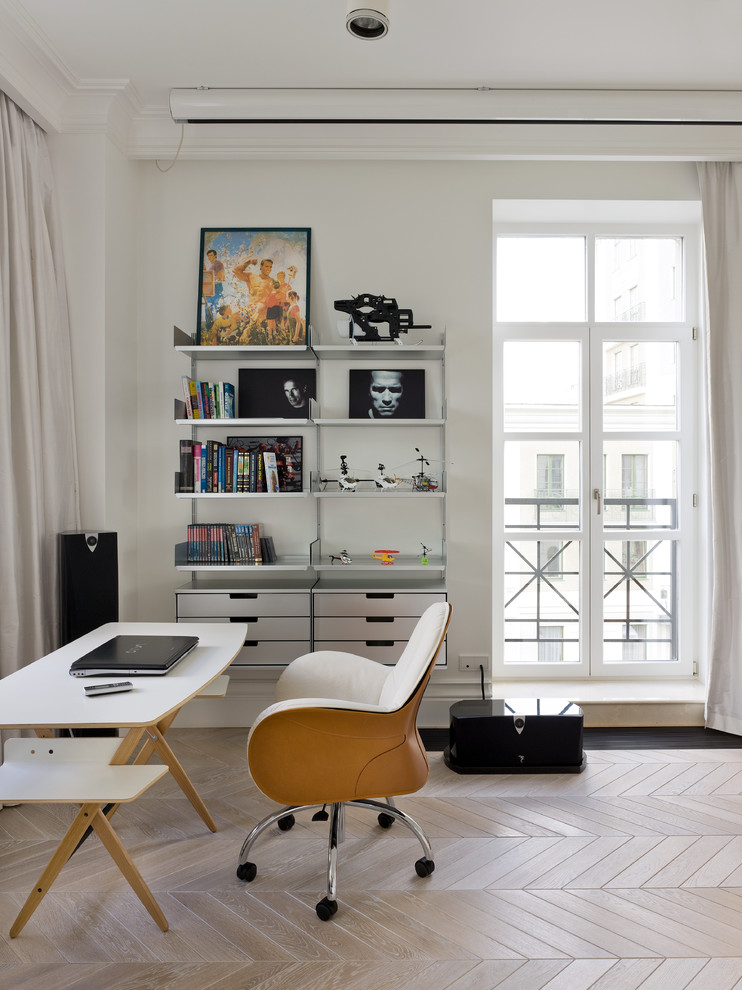 Свежая идея для дизайна: кабинет в современном стиле с белыми стенами, светлым паркетным полом и отдельно стоящим рабочим столом - отличное фото интерьера