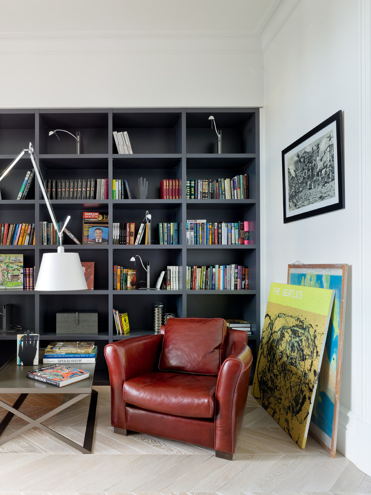 Aménagement d'un bureau contemporain avec un mur blanc et parquet clair.