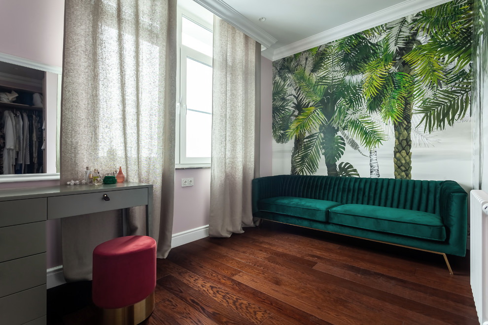 На фото: большой кабинет в стиле неоклассика (современная классика) с местом для рукоделия, розовыми стенами, темным паркетным полом и коричневым полом с