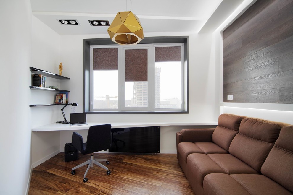 This is an example of a contemporary home office in Yekaterinburg.